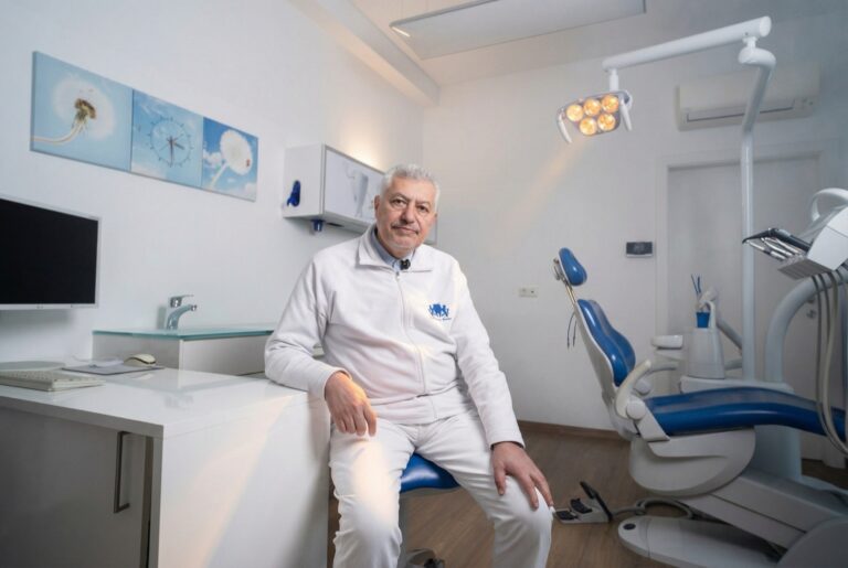 Dr. Muaiad Hussein in seiner Zahnarztpraxis in Wien